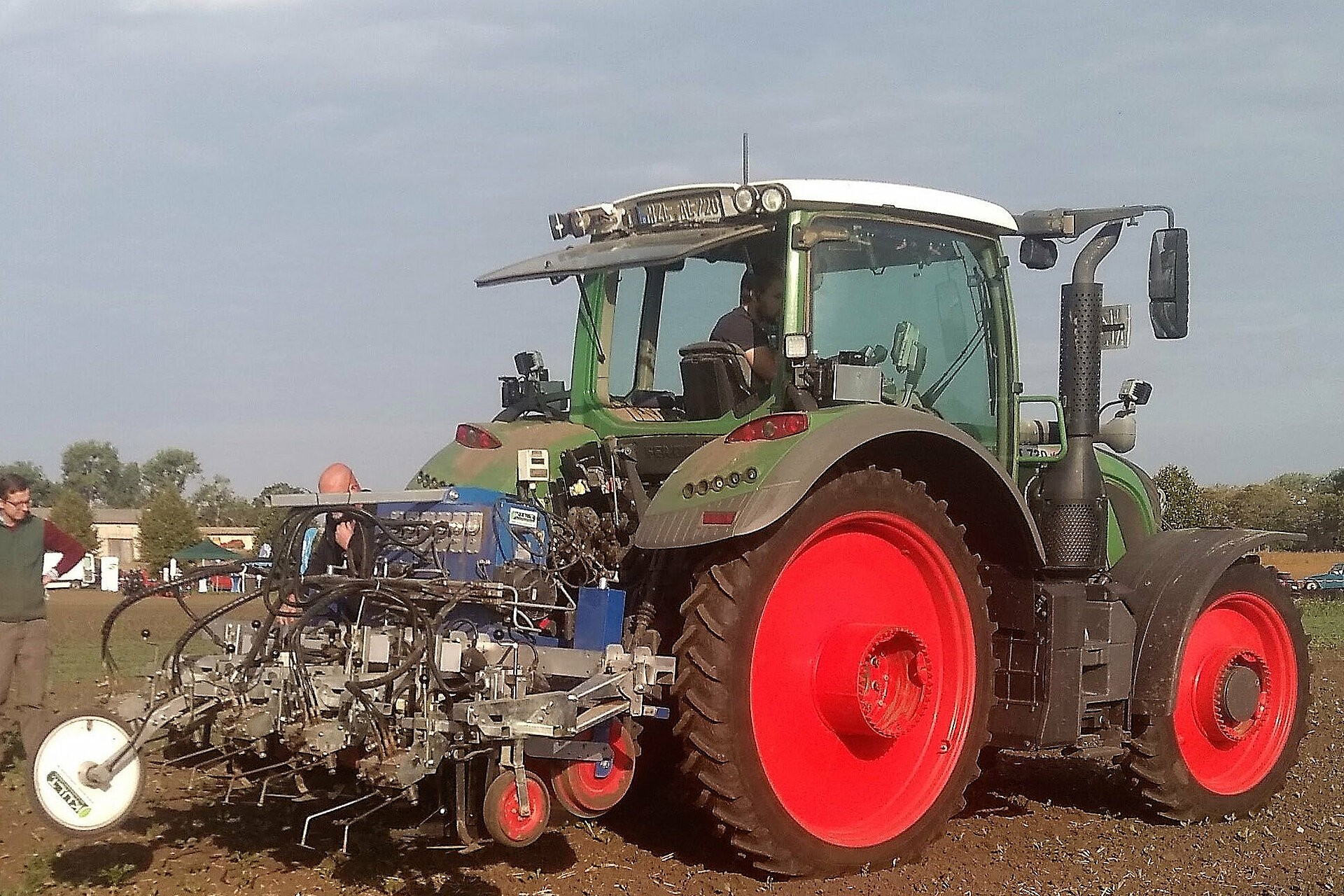 Traktor mit Hacke im Heckanbau